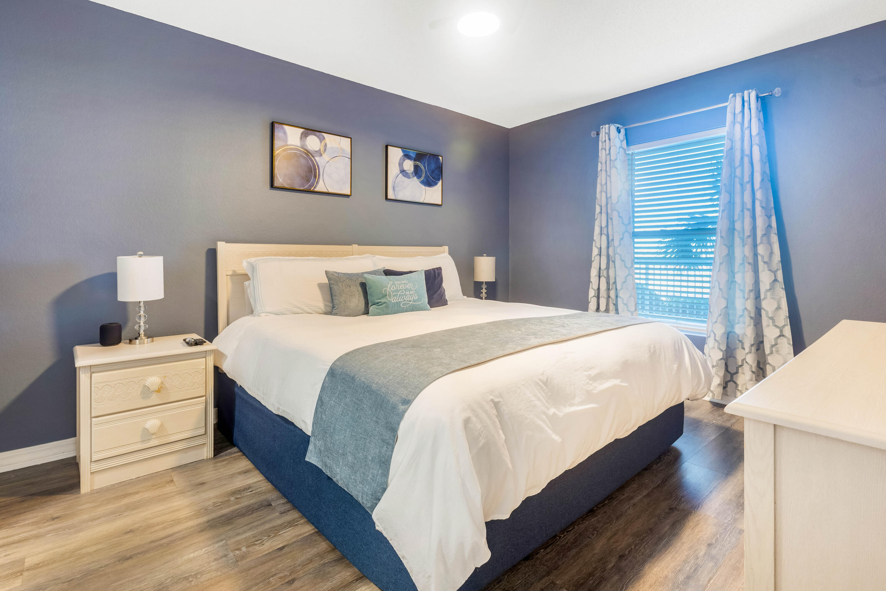 790 Santa Rosa Boulevard, Unit 2008 Fort Walton Beach, FL 32548 - Photo 14 of 33 a bedroom with a bed and a night stand