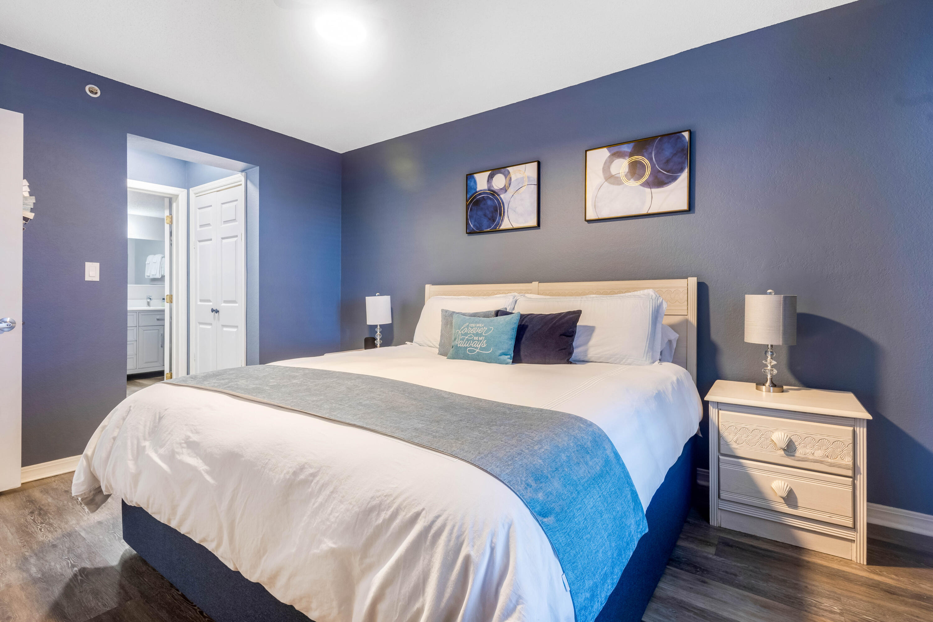 790 Santa Rosa Boulevard, Unit 2008 Fort Walton Beach, FL 32548 - Photo 15 of 33 a bedroom with a bed and a night stand