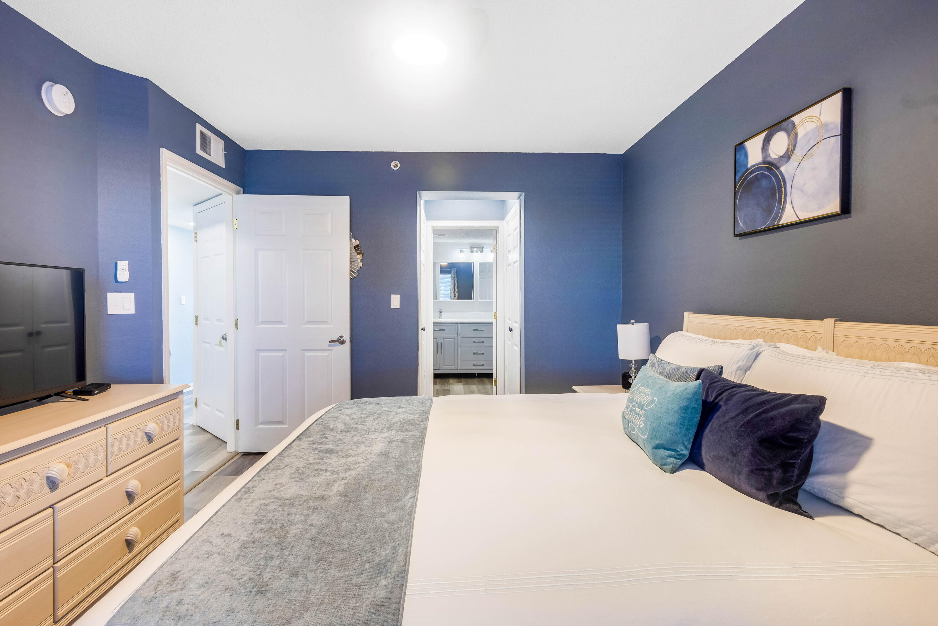 790 Santa Rosa Boulevard, Unit 2008 Fort Walton Beach, FL 32548 - Photo 16 of 33 a spacious bedroom with a bed and a flat screen tv