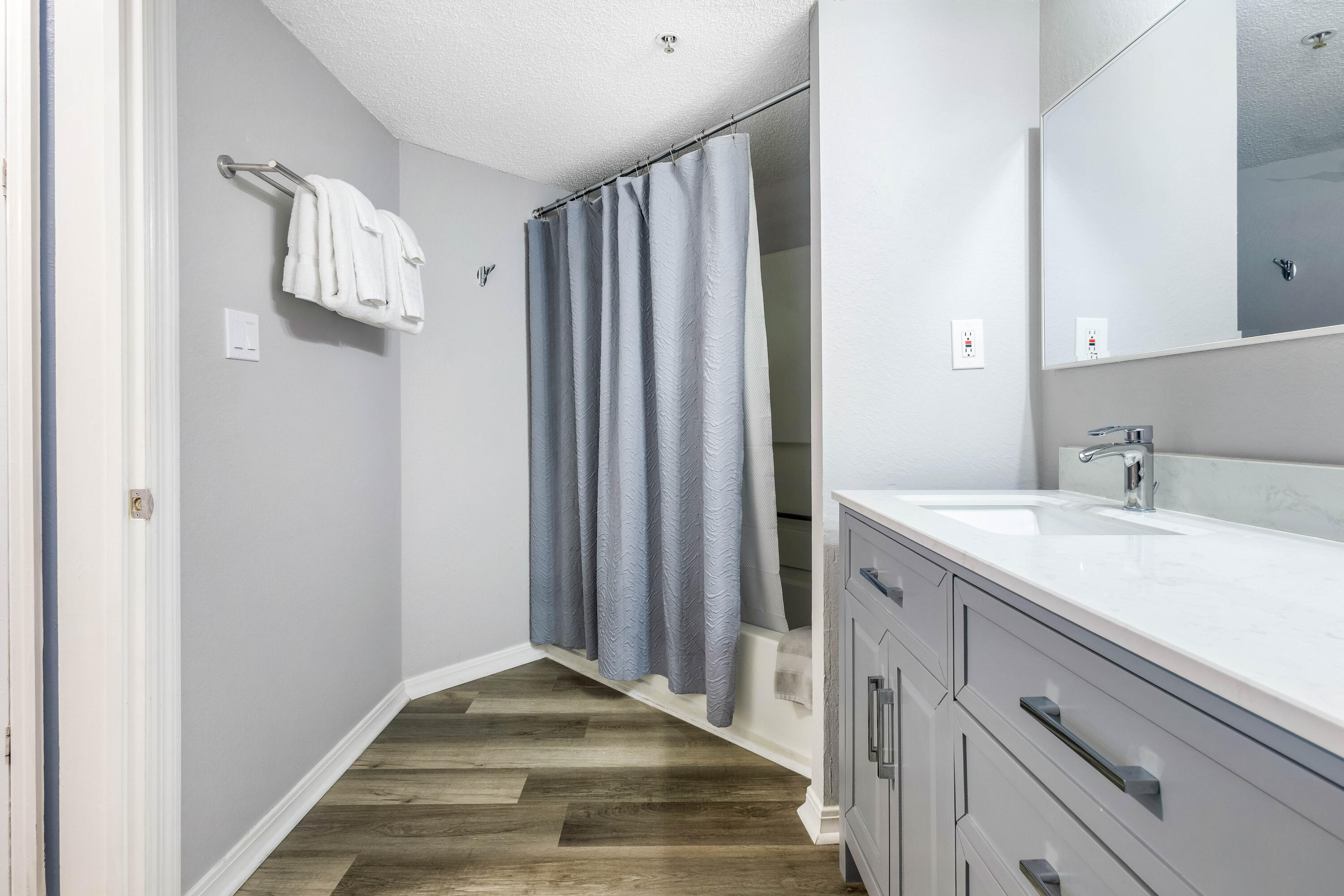 790 Santa Rosa Boulevard, Unit 2008 Fort Walton Beach, FL 32548 - Photo 19 of 33 a view of a kitchen from the hallway