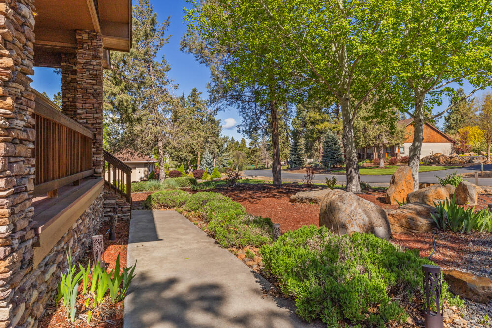6352 Sanderling Road Klamath Falls, OR 97601 - Photo 10 of 65 Front Walk