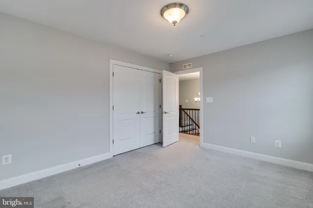 a view of a back yard