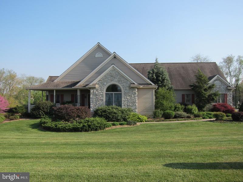 218 Lyndam Lane Lititz, PA 17543 - Photo 3 of 36