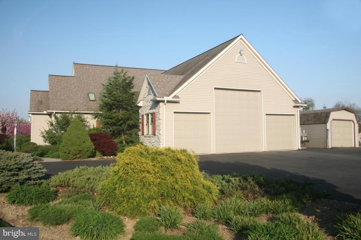 218 Lyndam Lane Lititz, PA 17543 - Photo 6 of 36