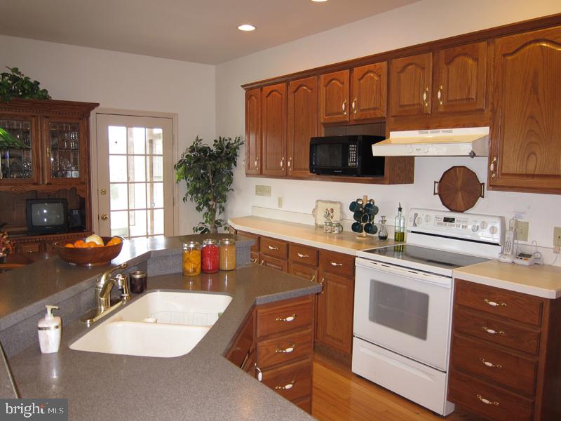 218 Lyndam Lane Lititz, PA 17543 - Photo 7 of 36