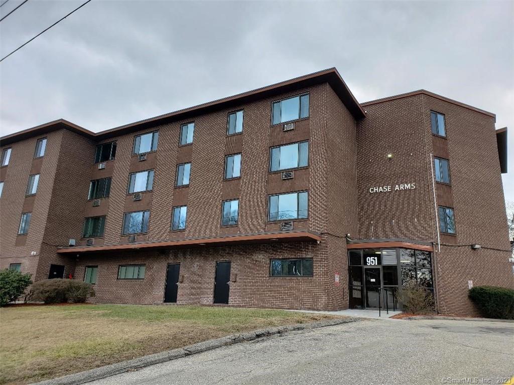 951 Chase Parkway, Unit B7 Waterbury, CT 06708 - Photo 1 of 1 a front view of a building with street