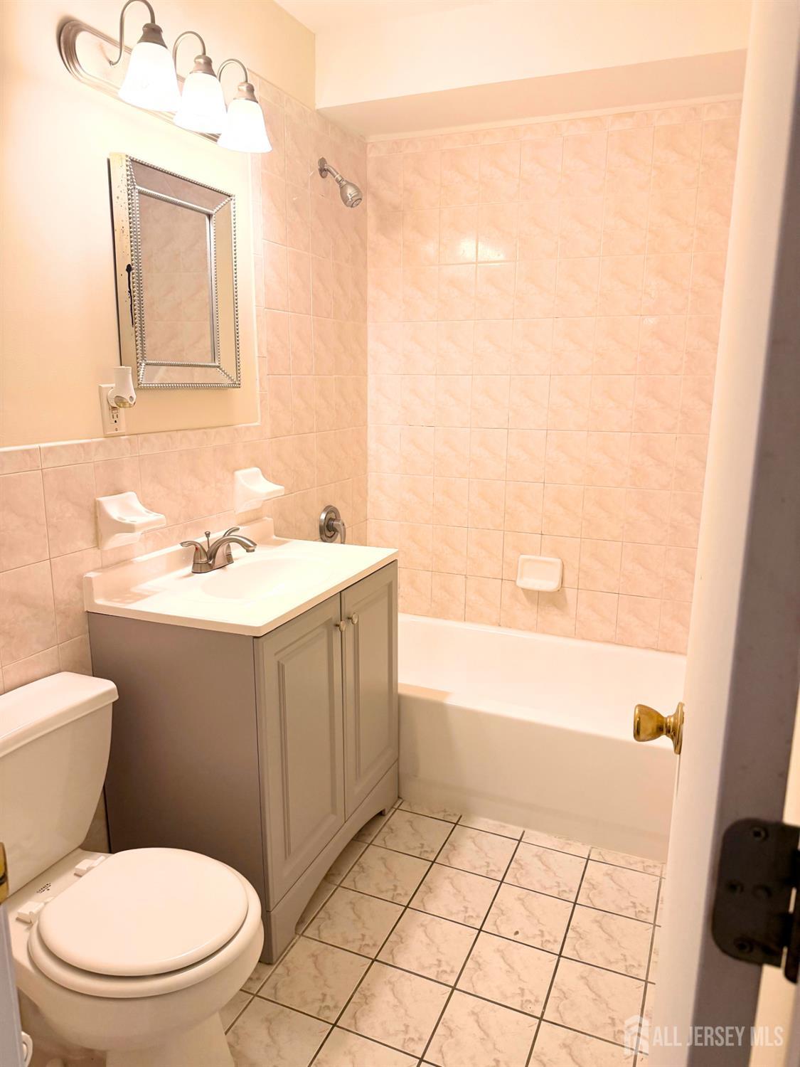 413 College Drive Edison, NJ 08817 - Photo 14 of 20 a bathroom with a sink a toilet and bathtub