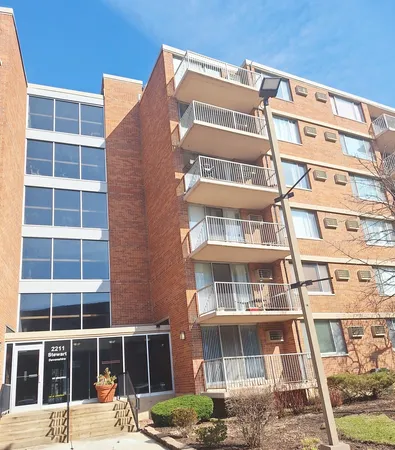 $275,000 | 2211 South Stewart Avenue, Unit 4A, Lombard, IL 60148