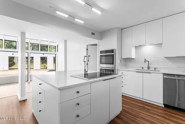 $870,000 | 2426 Eastover Drive, Jackson, MS 39211