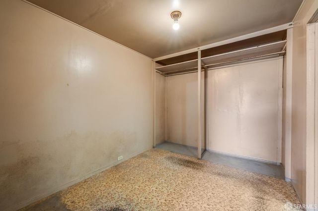 a view of a big room with closet and bathroom