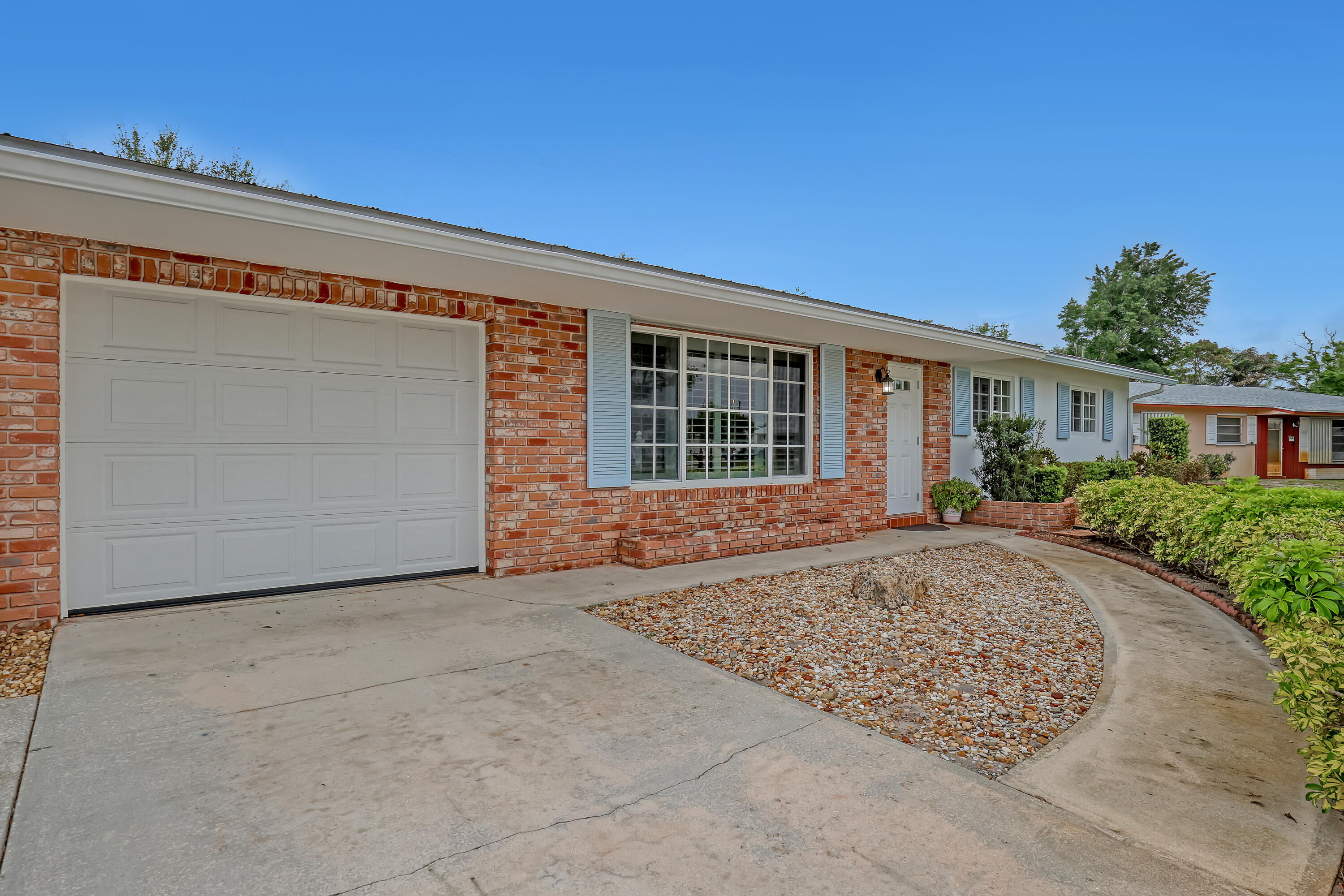 24 Pinetree Circle Tequesta, FL 33469 - Photo 3 of 39 24 Pinetree (4)