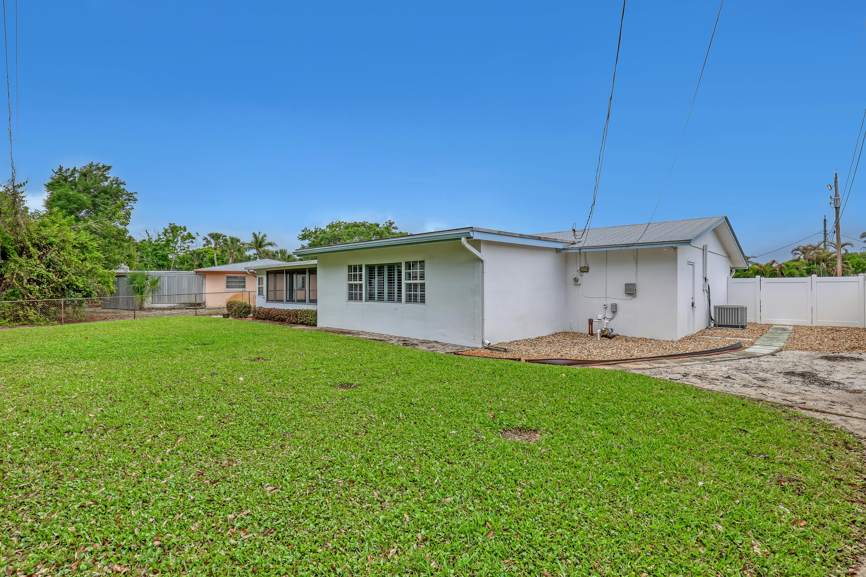 24 Pinetree Circle Tequesta, FL 33469 - Photo 31 of 39 24 Pinetree (32)