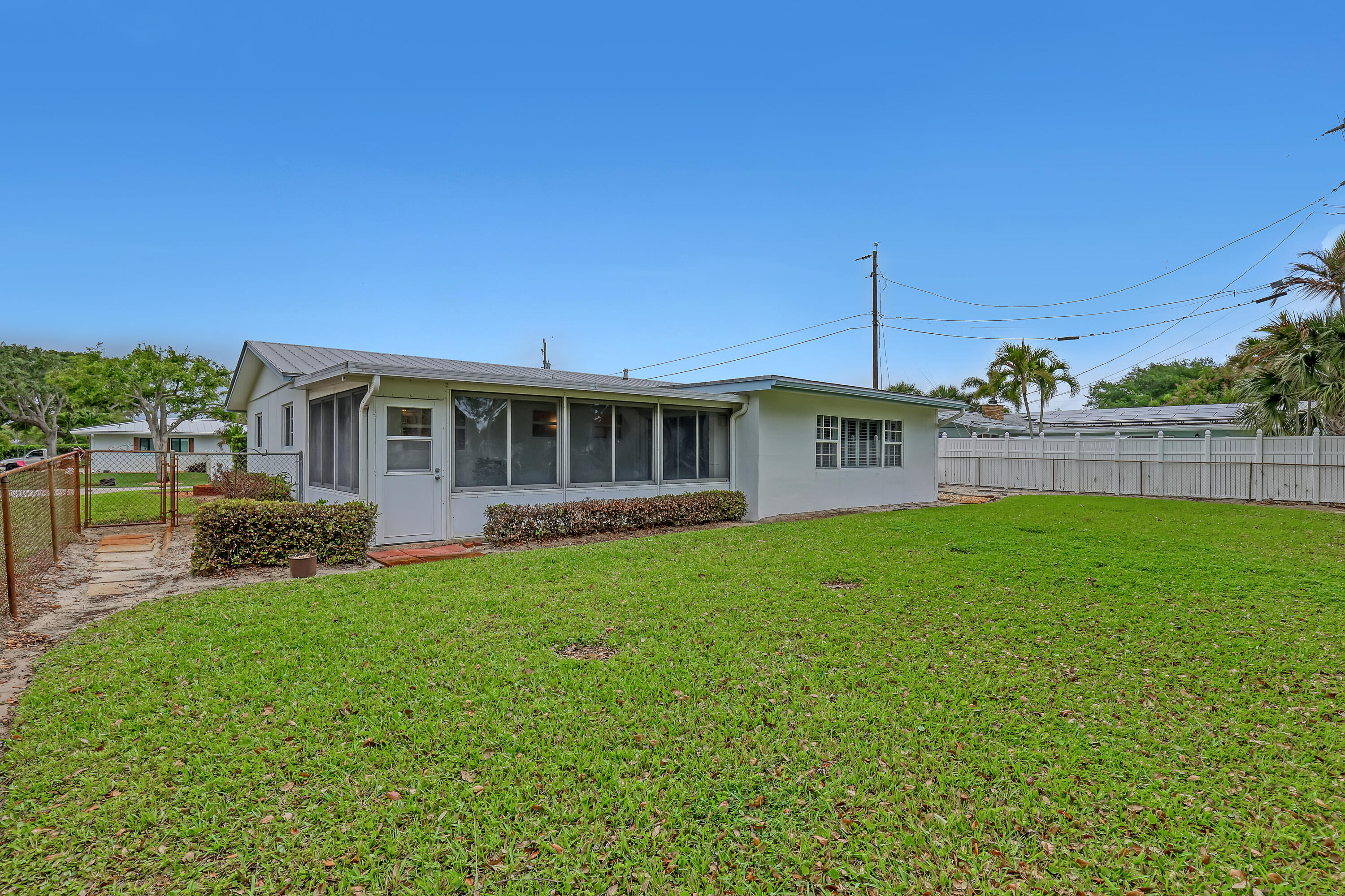 24 Pinetree Circle Tequesta, FL 33469 - Photo 33 of 39 24 Pinetree (34)