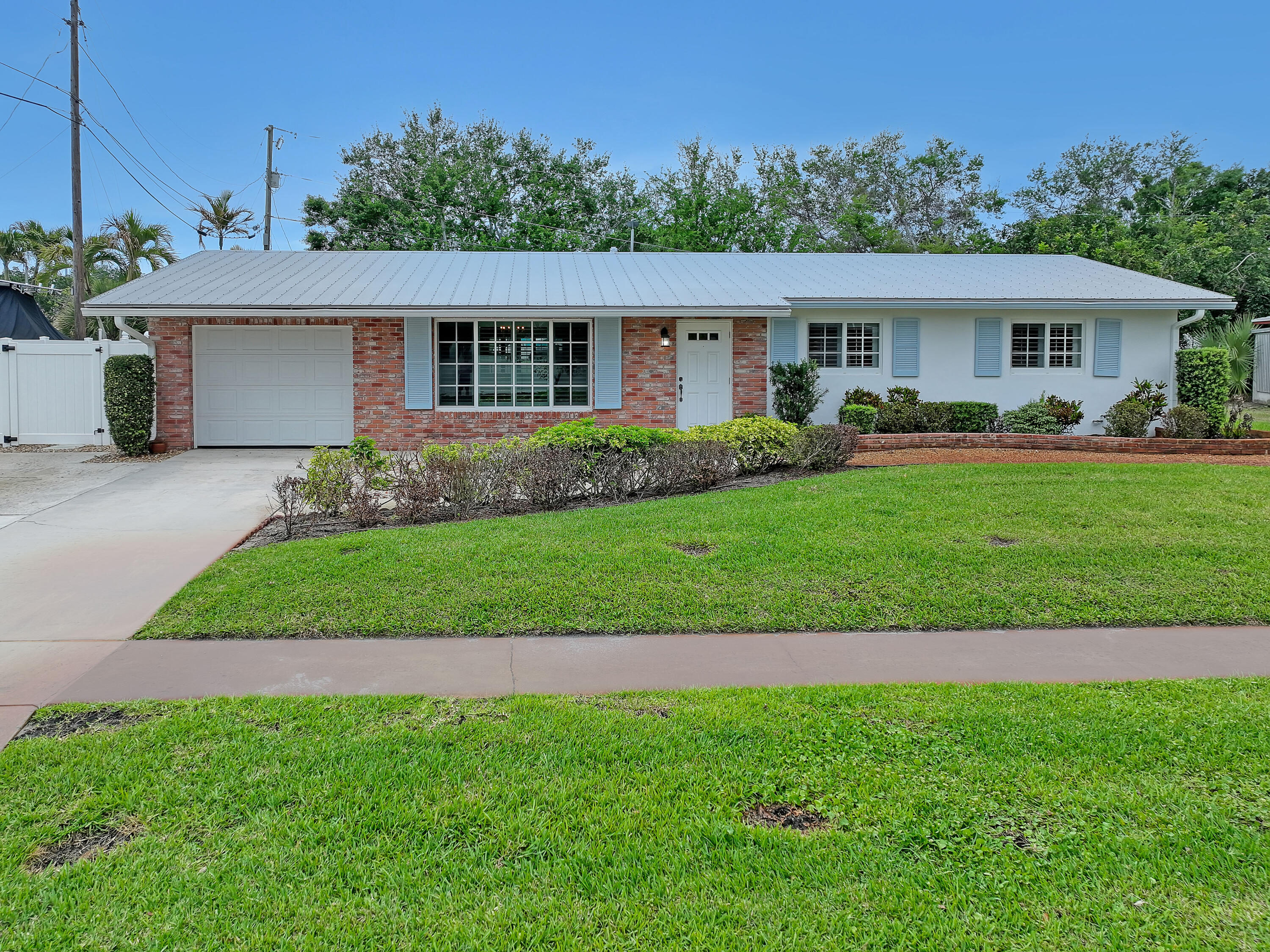 24 Pinetree Circle Tequesta, FL 33469 - Photo 35 of 39 24 Pinetree (36)