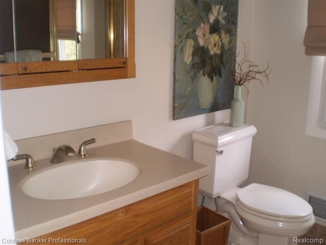 1364 Chestnut Lane Rochester, MI 48309 - Photo 22 of 37 Main Bathroom