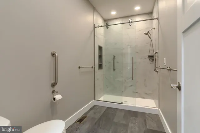 a en suite bathroom with a double vanity sink and mirror