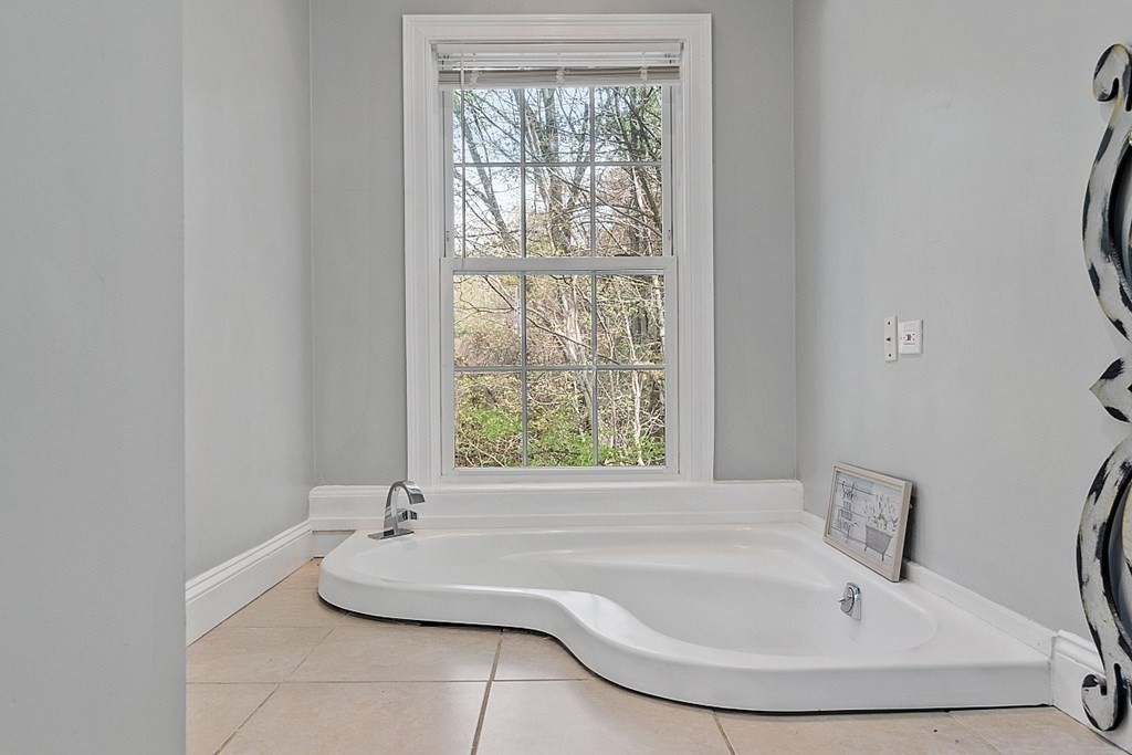 273 Whalom Road Lunenburg, MA 01462 - Photo 8 of 42 Gallery Image 8