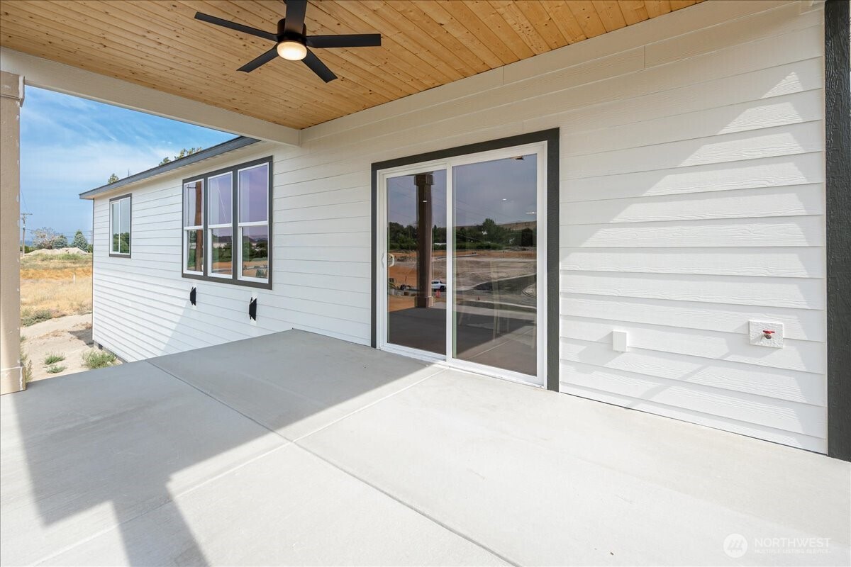1040 South Florida Place Kennewick, WA 99338 - Photo 16 of 33 a spacious bedroom with a large bed and chandelier
