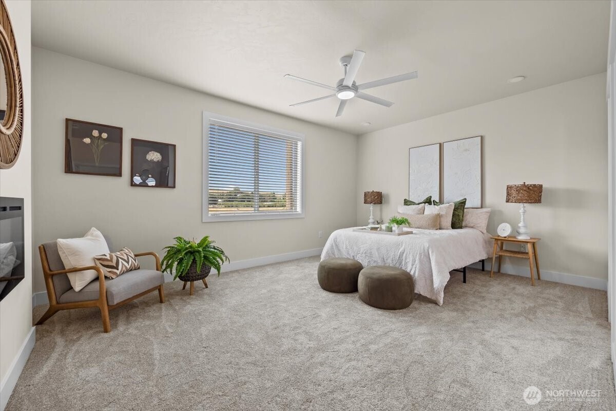 1040 South Florida Place Kennewick, WA 99338 - Photo 19 of 33 a bedroom with a bed and a chandelier