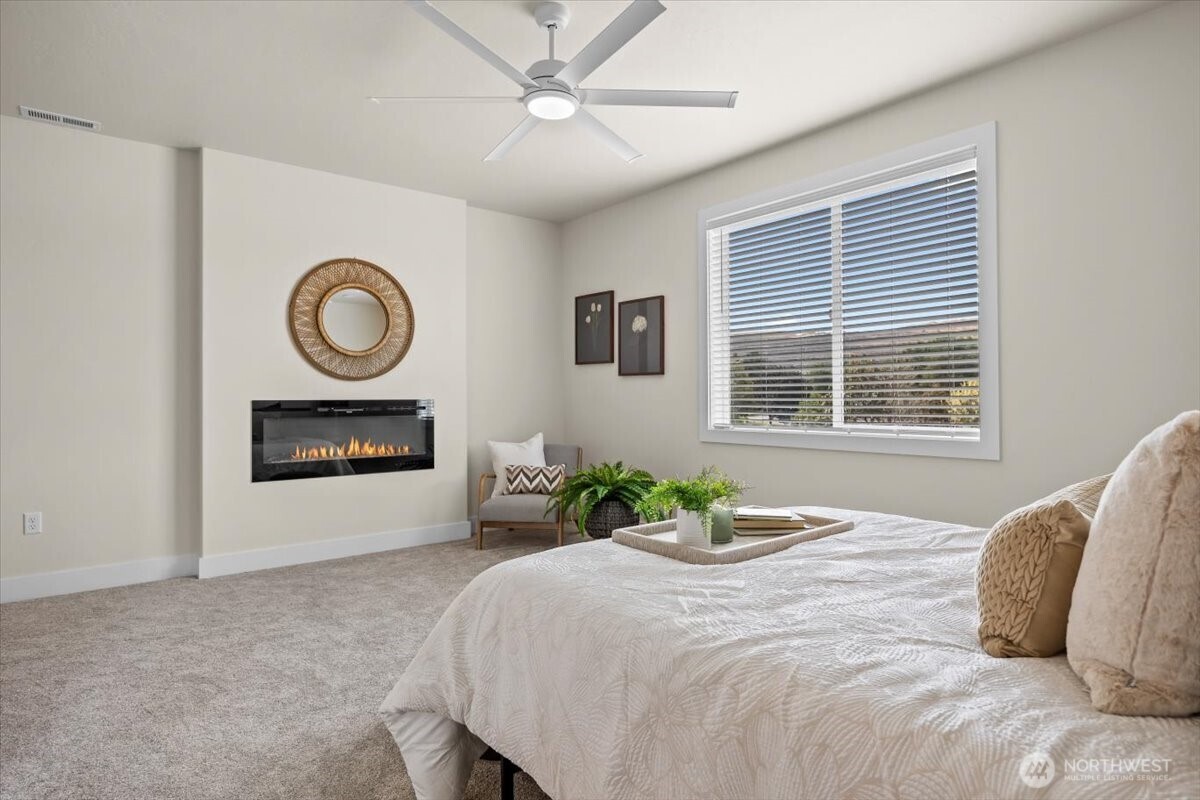 1040 South Florida Place Kennewick, WA 99338 - Photo 22 of 33 a bedroom with a bed and a window