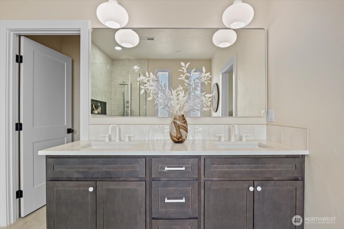 1040 South Florida Place Kennewick, WA 99338 - Photo 24 of 33 a bathroom with a sink vanity and a mirror