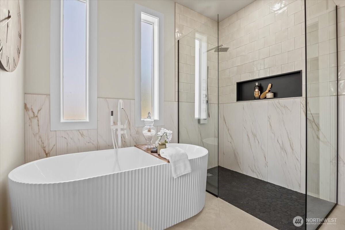 1040 South Florida Place Kennewick, WA 99338 - Photo 25 of 33 a bathroom with a bathtub and a shower