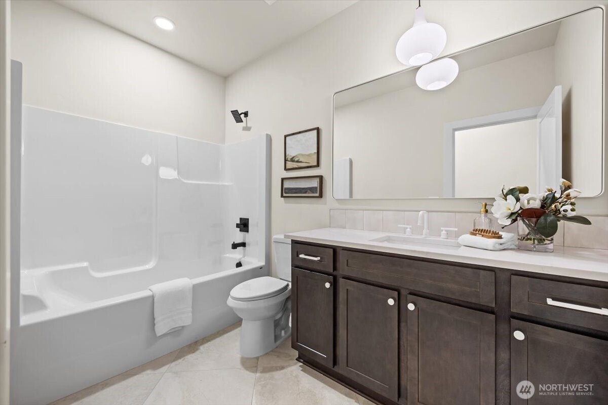 1040 South Florida Place Kennewick, WA 99338 - Photo 27 of 33 a bathroom with a sink a toilet and bathtub