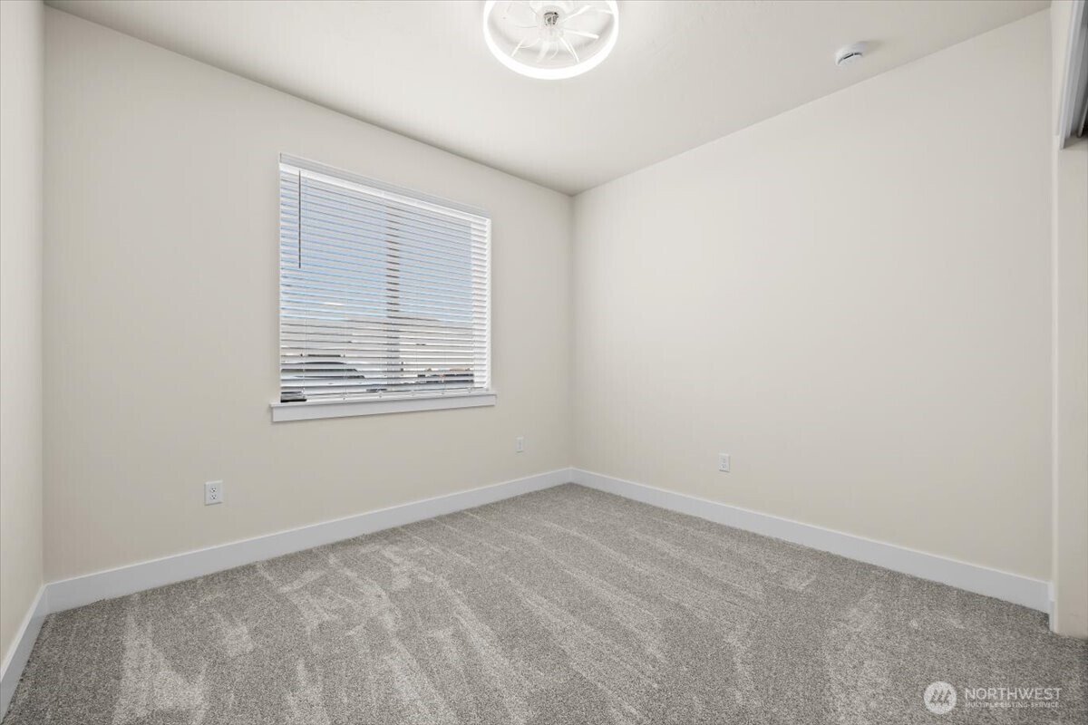 1040 South Florida Place Kennewick, WA 99338 - Photo 28 of 33 an empty room with window