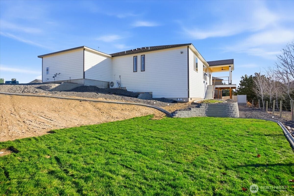 1040 South Florida Place Kennewick, WA 99338 - Photo 33 of 33 a backyard of a house with table and chairs