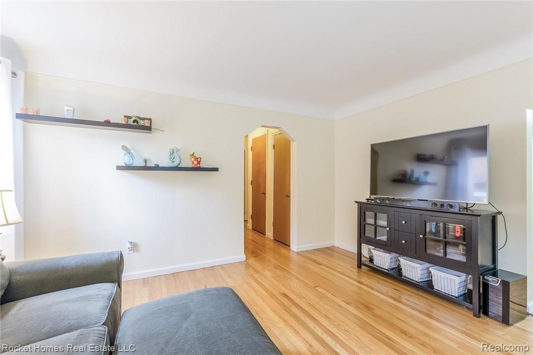 9333 Rosedale Boulevard Allen Park, MI 48101 - Photo 4 of 28 003-photo-living-room-6156946.jpg