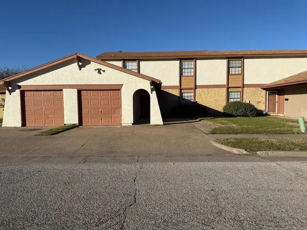 $1,695 | 1021 Pleasant Valley Lane, Arlington, TX 76015