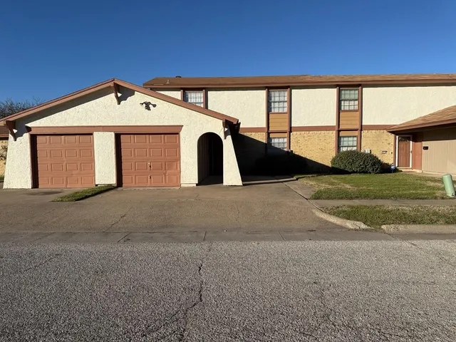 $1,950 | 1021 Pleasant Valley Lane, Arlington, TX 76015