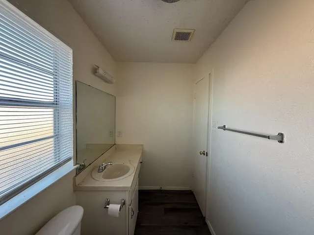 $1,950 | 1021 Pleasant Valley Lane, Arlington, TX 76015