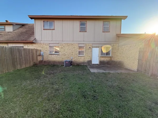 $1,695 | 1021 Pleasant Valley Lane, Arlington, TX 76015