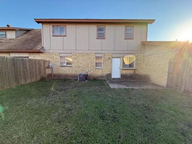 $1,950 | 1021 Pleasant Valley Lane, Arlington, TX 76015