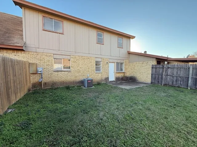 $1,950 | 1021 Pleasant Valley Lane, Arlington, TX 76015