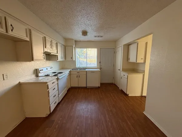 $1,695 | 1021 Pleasant Valley Lane, Arlington, TX 76015