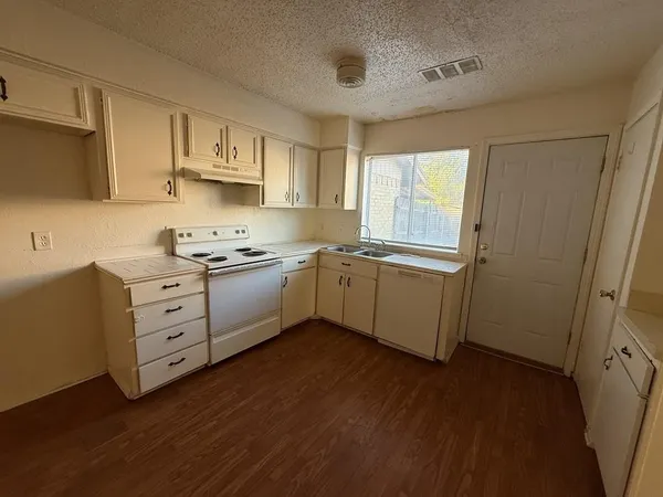 $1,695 | 1021 Pleasant Valley Lane, Arlington, TX 76015