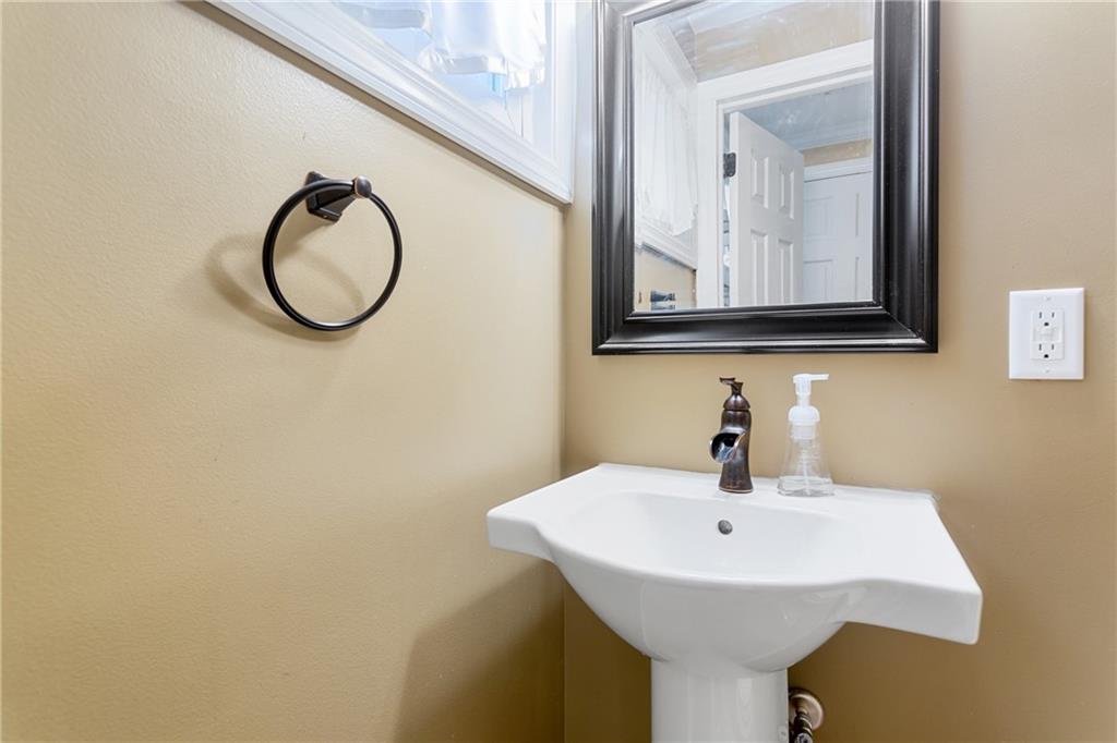 520 Lindsay Road Carnegie, PA 15106 - Photo 11 of 24 Gallery Image 11
