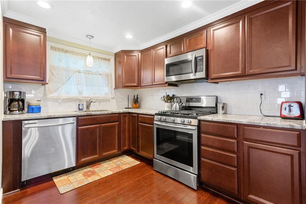 520 Lindsay Road Carnegie, PA 15106 - Photo 6 of 24 Gallery Image 6
