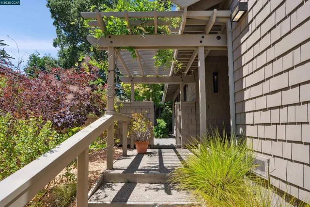 $1,685,000 | 404 Ridge Gate Road, Orinda, CA 94563
