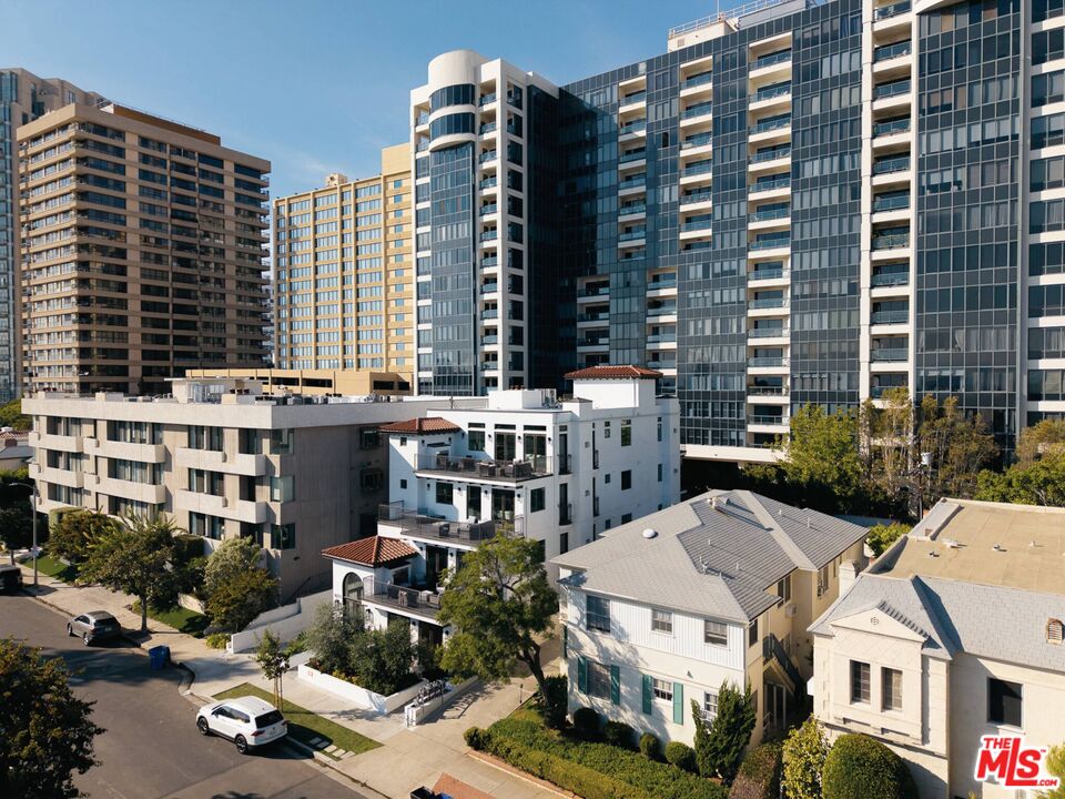 10725 Ashton Avenue, Unit 101 Los Angeles, CA 90024 - Photo 36 of 40 a view of a city that has tall buildings