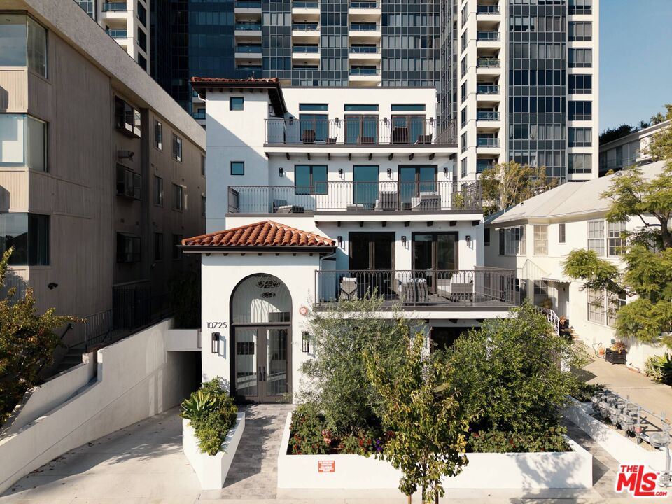 10725 Ashton Avenue, Unit 101 Los Angeles, CA 90024 - Photo 38 of 40 a front view of a house with plants and a yard