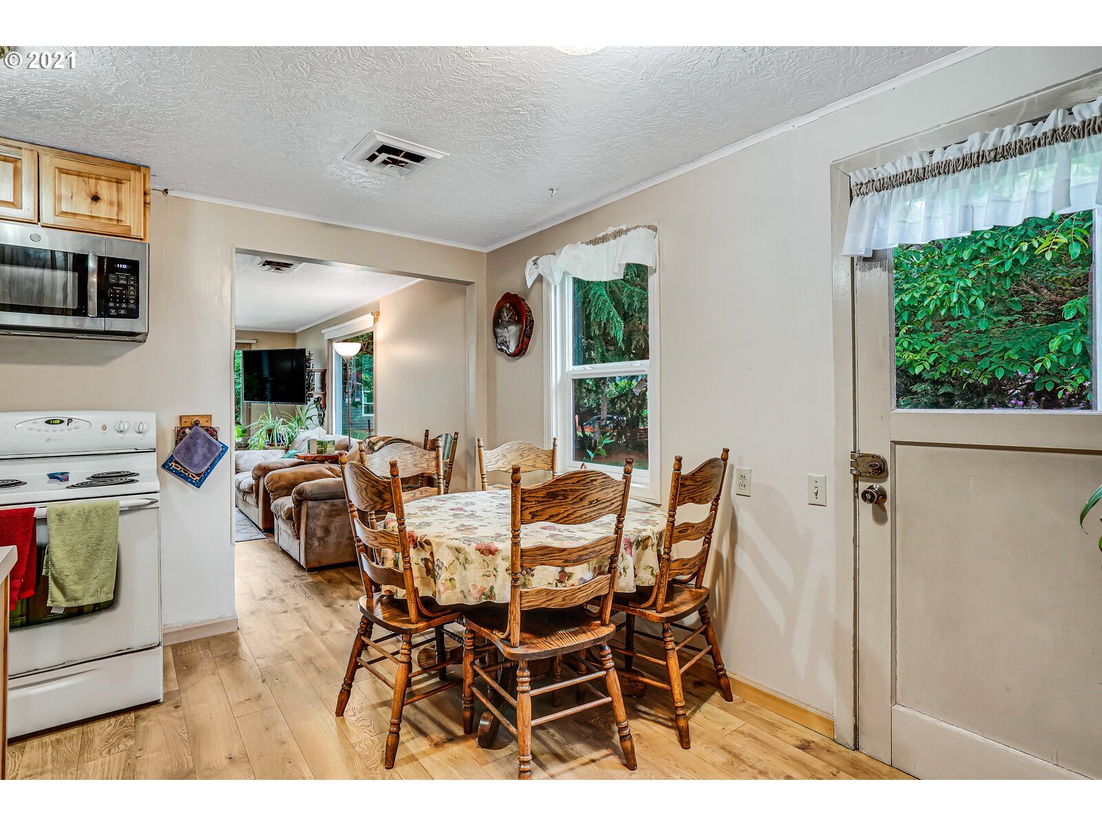 801 Mountain View Road Sweet Home, OR 97386 - Photo 5 of 25 Gallery Image 5