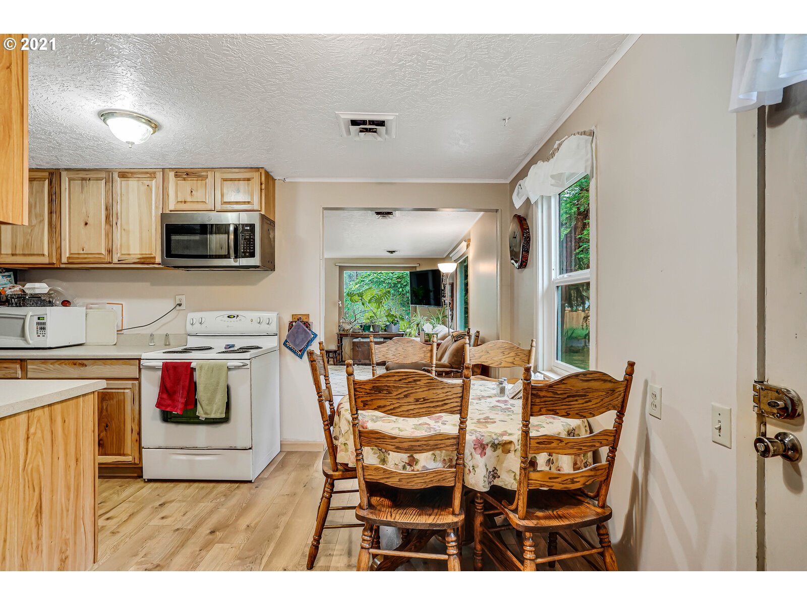 801 Mountain View Road Sweet Home, OR 97386 - Photo 6 of 25 Gallery Image 6