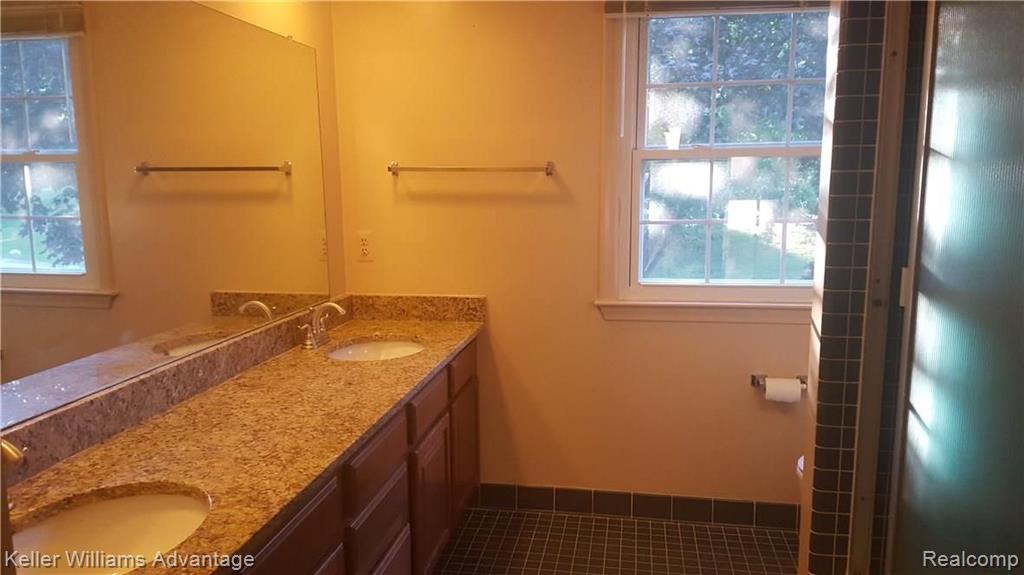 31000 Oak Valley Drive Farmington Hills, MI 48331 - Photo 12 of 19