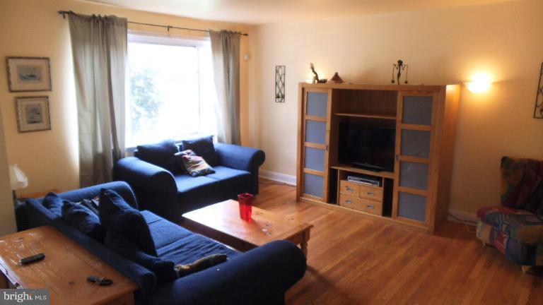 1544 Northwick Road Baltimore, MD 21218 - Photo 20 of 30 Living Room
