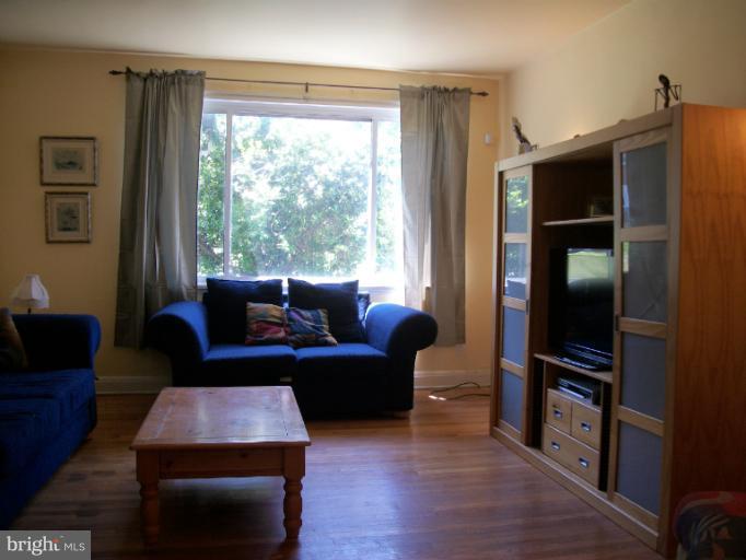 1544 Northwick Road Baltimore, MD 21218 - Photo 9 of 30 Living Room