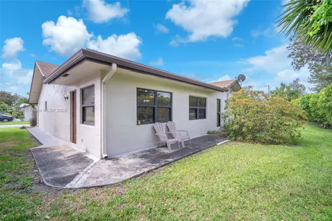a view of a house with backyard and garden