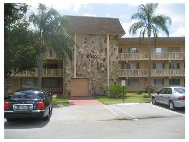 $1,900 | 500 Village Green Circle West, Unit 107, Palm Springs, FL 33461